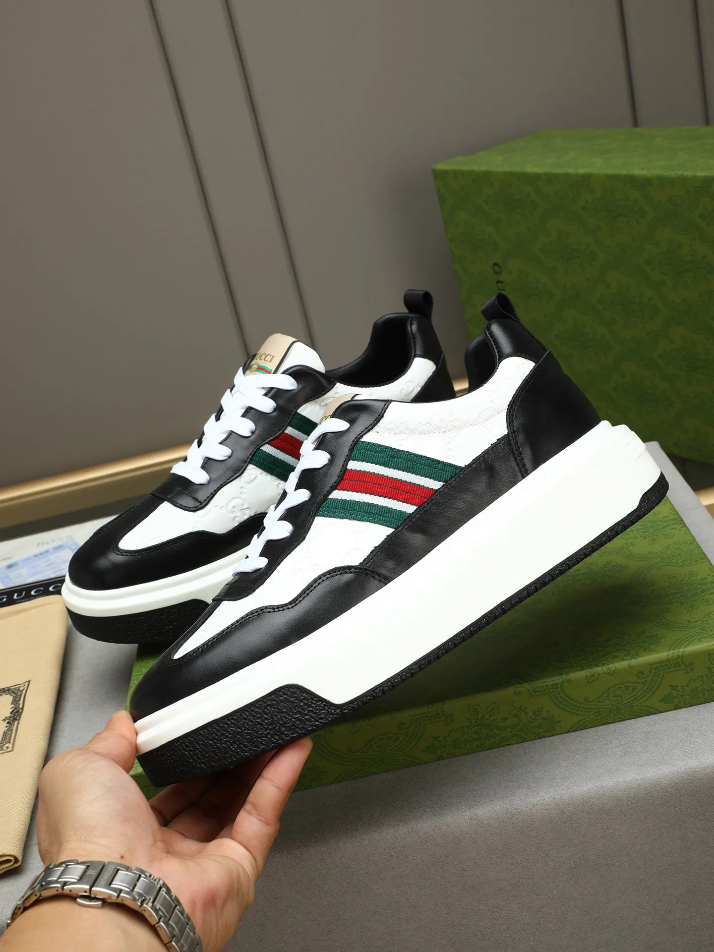 Men's shoes 💰480 New men's shoes GUCCI Fashion trend Made of first-layer calfskin ➕ washed sheep lining! The foot feels super comfortable and the workmanship is impeccable. Foam ultra-light outsole, size: 38-44 (45 customized) 4 colors to choose from!